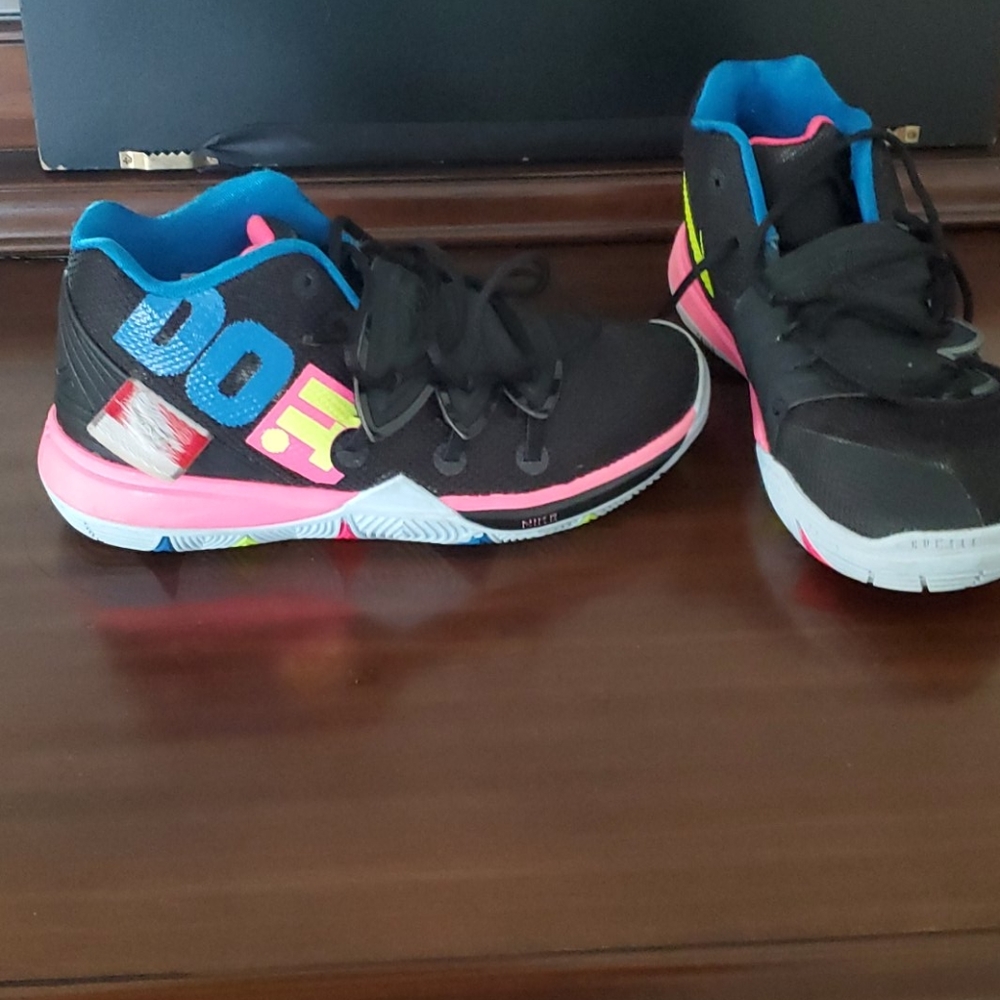 Girls Kyrie Irving Nike Sneakers